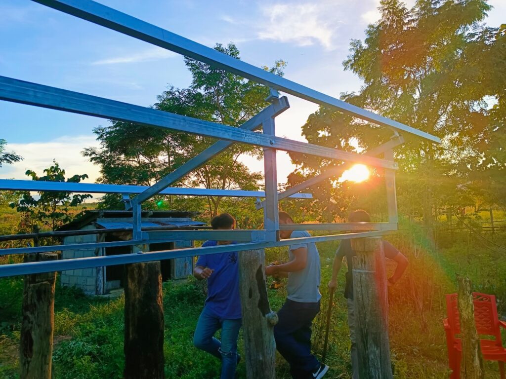 Assembling a solar panel structure